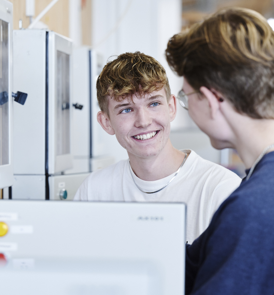 Automatik- og proces-elev smiler