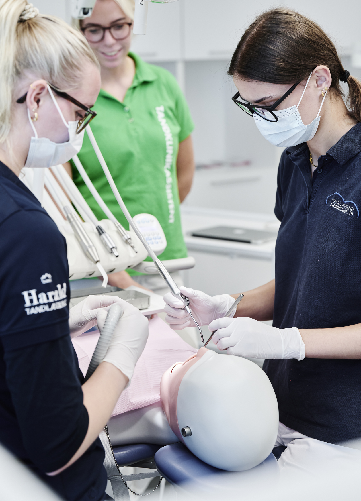 Tandklinikassistenter arbejder i klinikken, underviser ser på