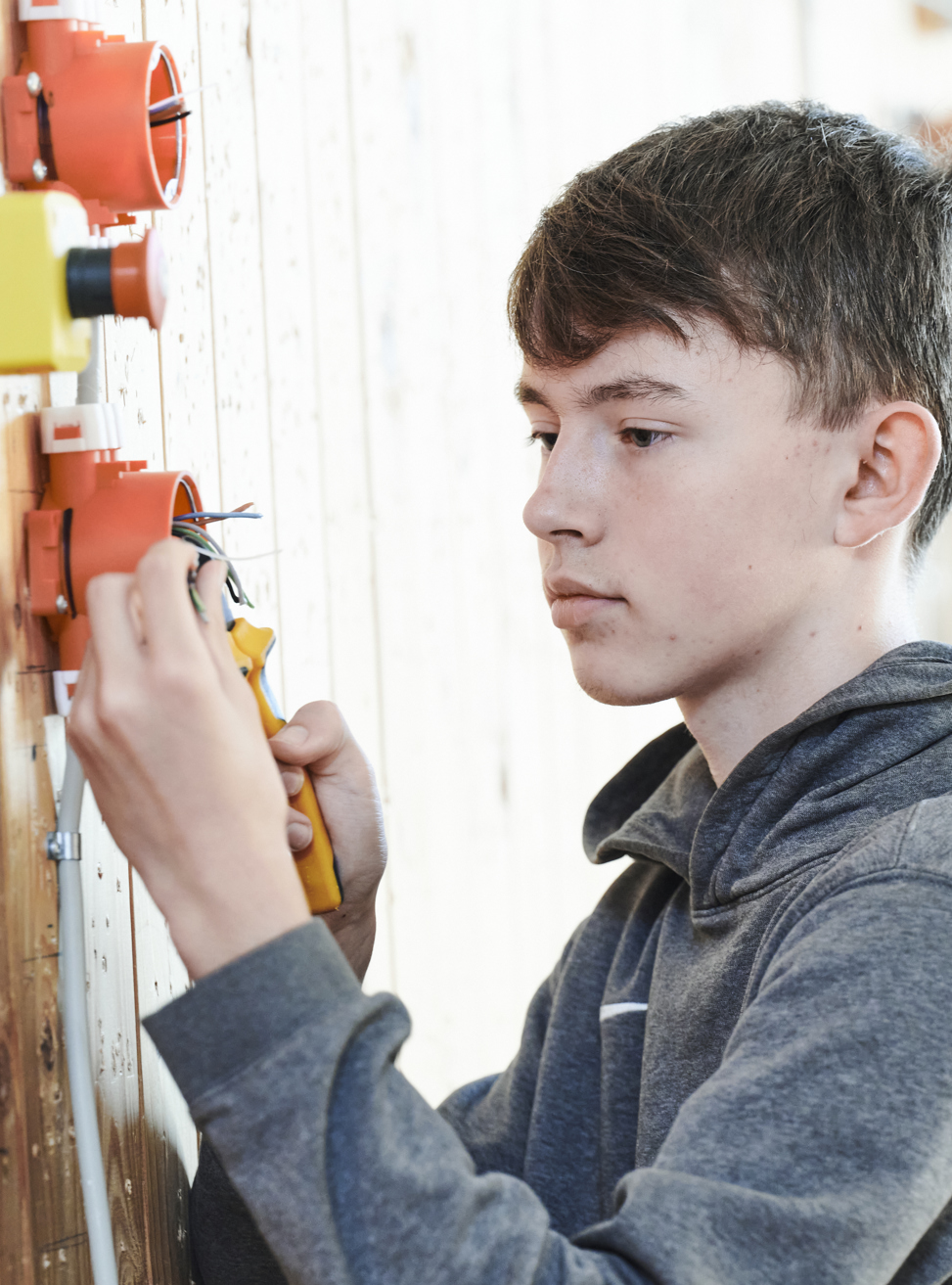 Elektriker-elev ved el-installation