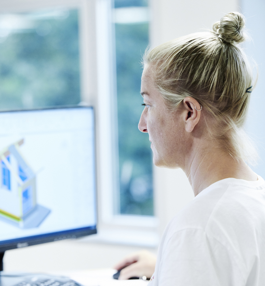 Teknisk designer-elever har teknisk tegning på computer