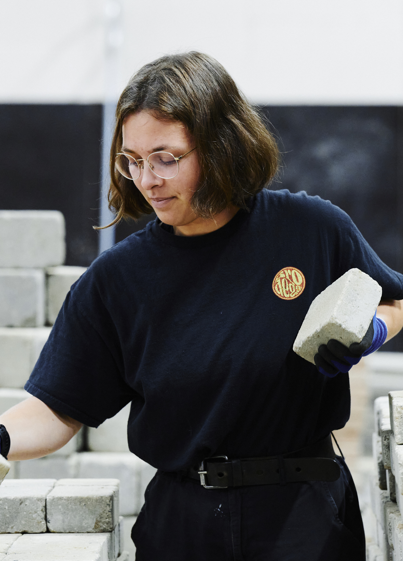 Anlægsgartner, pige flytter sten