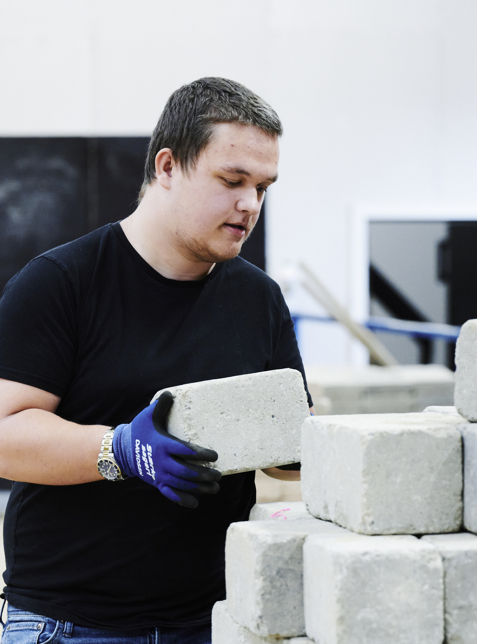 Anlægsgartner-elev løfter belægningssten