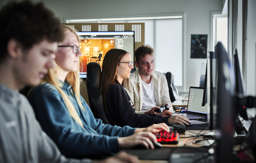 Gametech, elever sidder ved computere