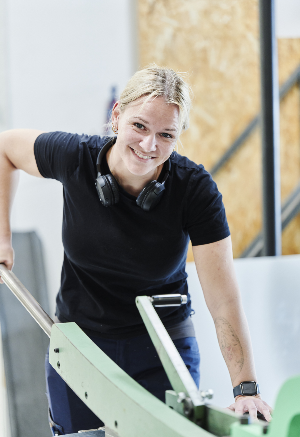 VVS-elev skærer plade