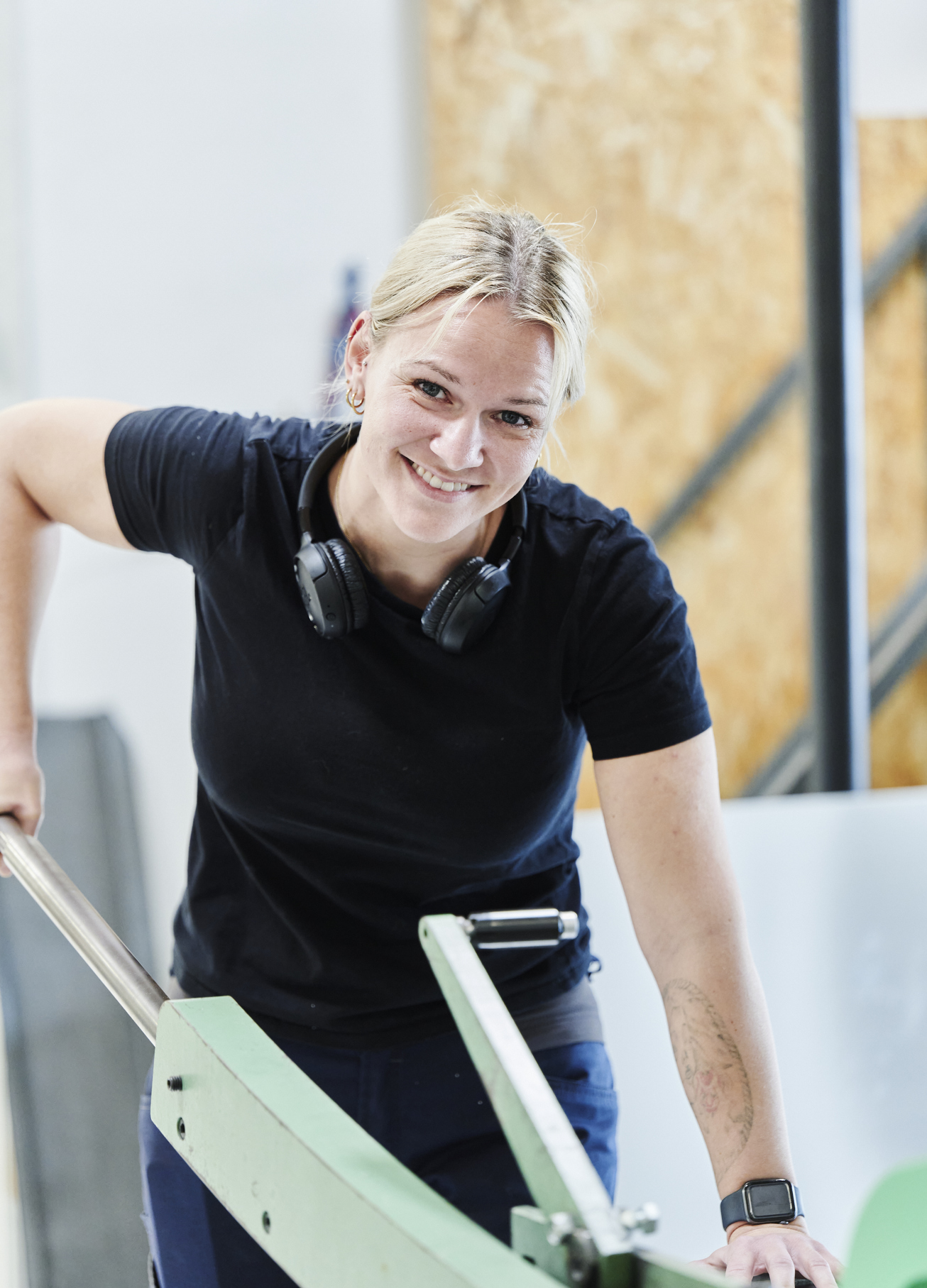 VVS-elev skærer plade