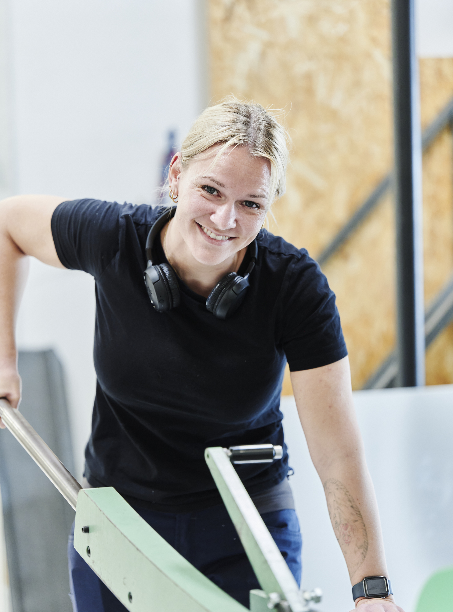 VVS-elev skærer plade