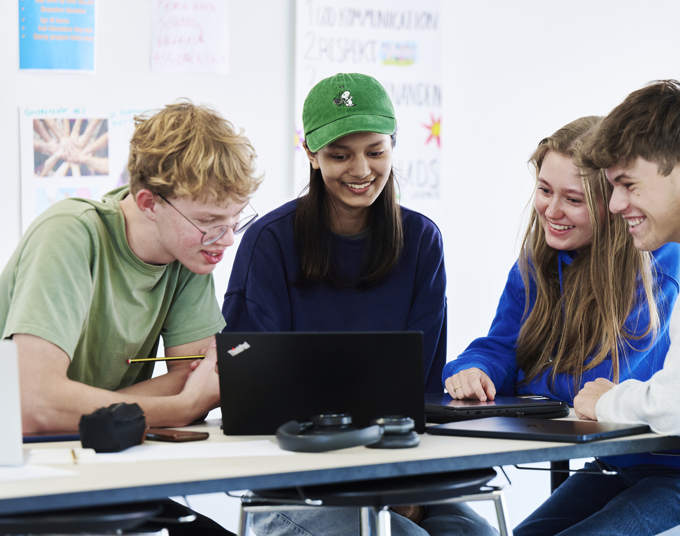 Drenge og piger arbejder i gruppe