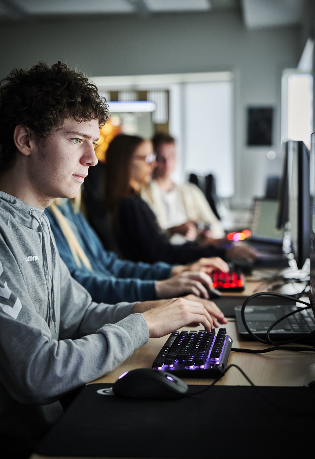 Gametech, dreng ved computer