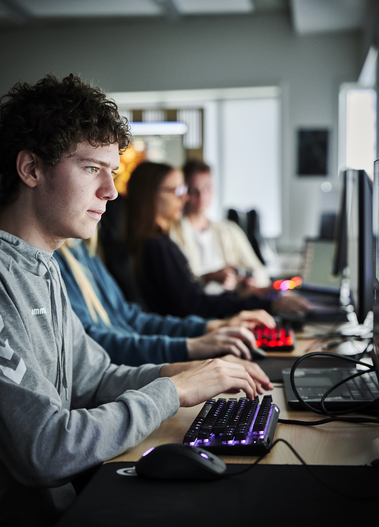 Gametech, dreng ved computer