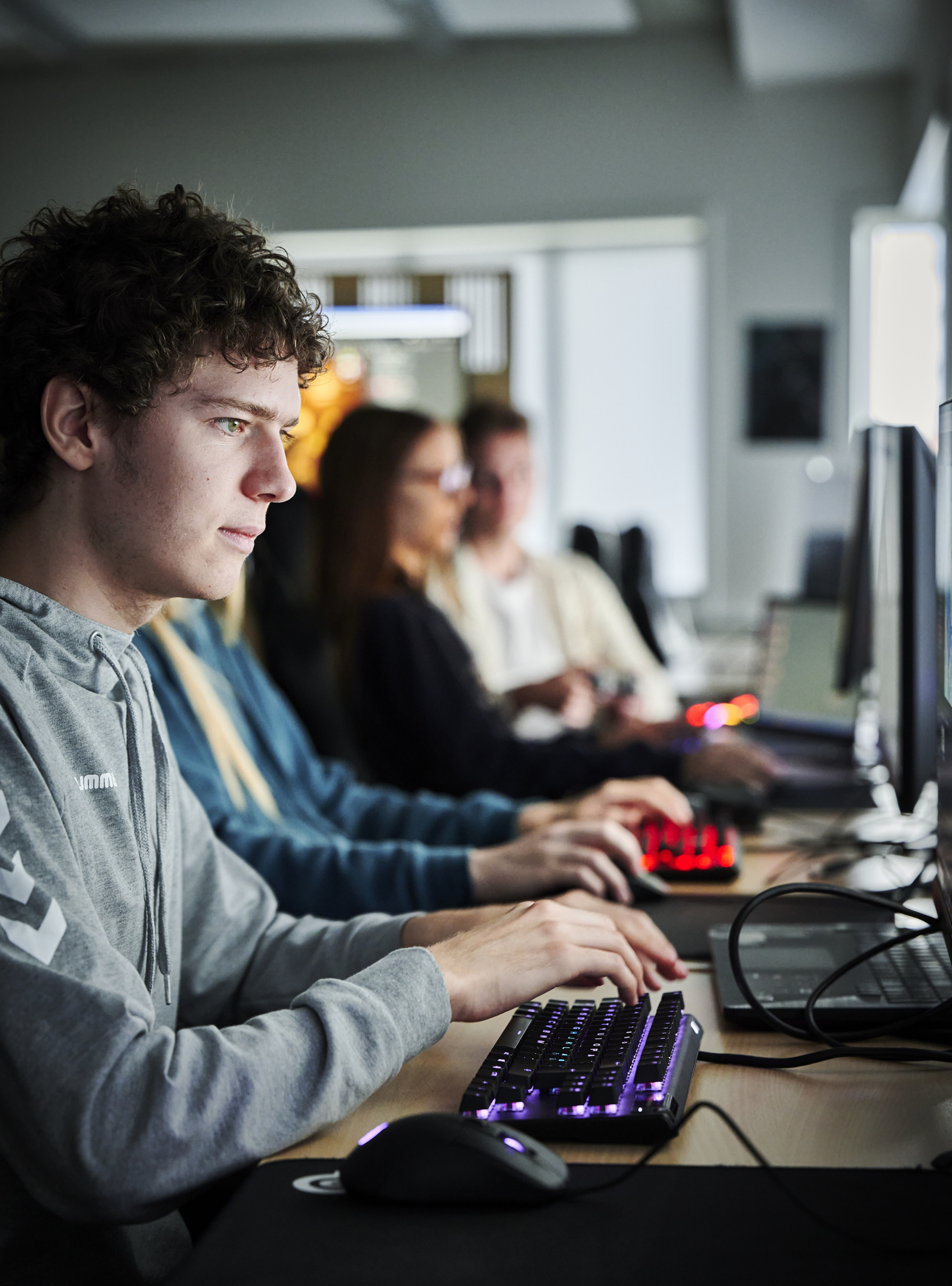 Gametech, dreng ved computer