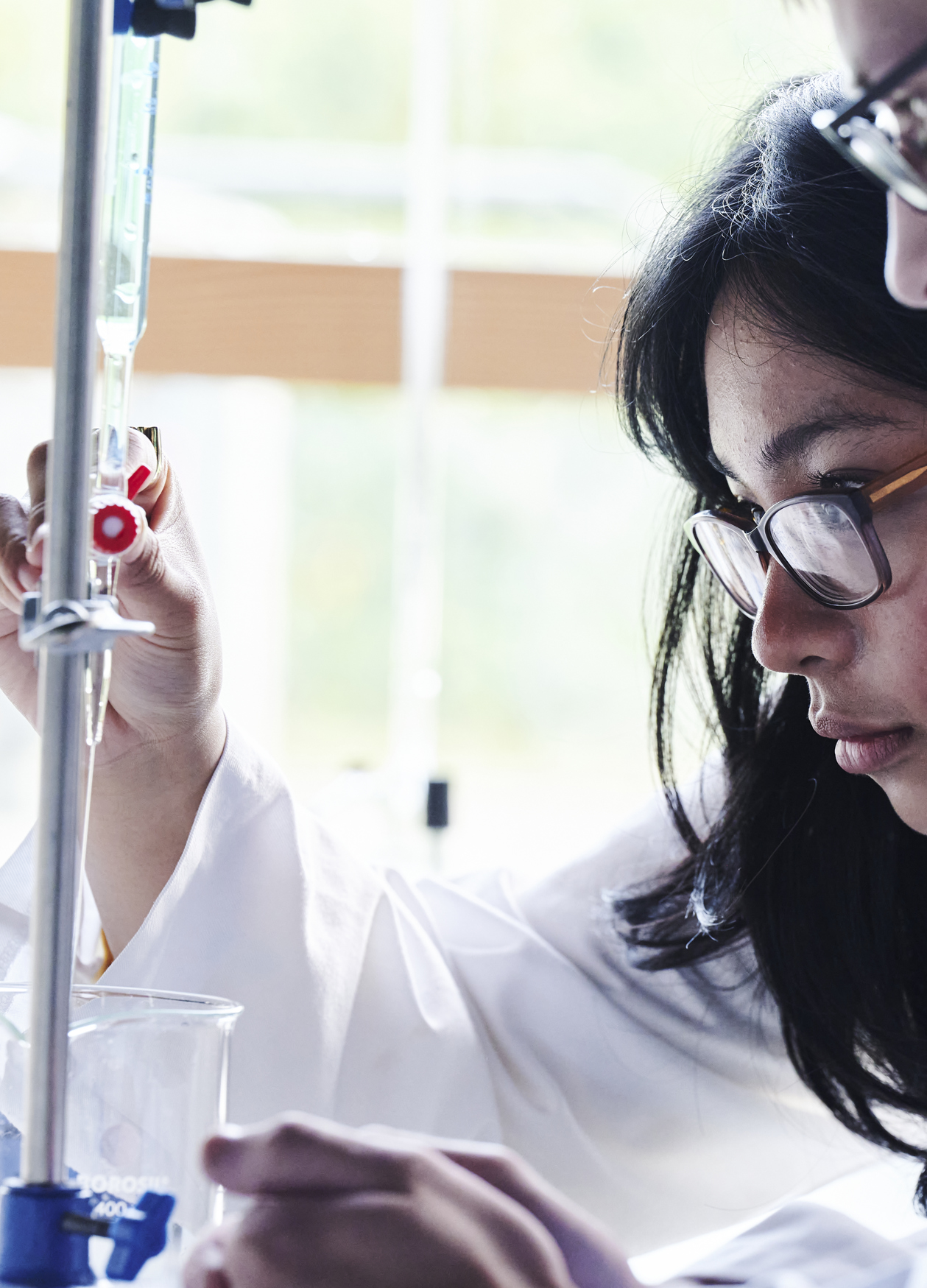 Naturens kemi, elever kigger på deres forsøg