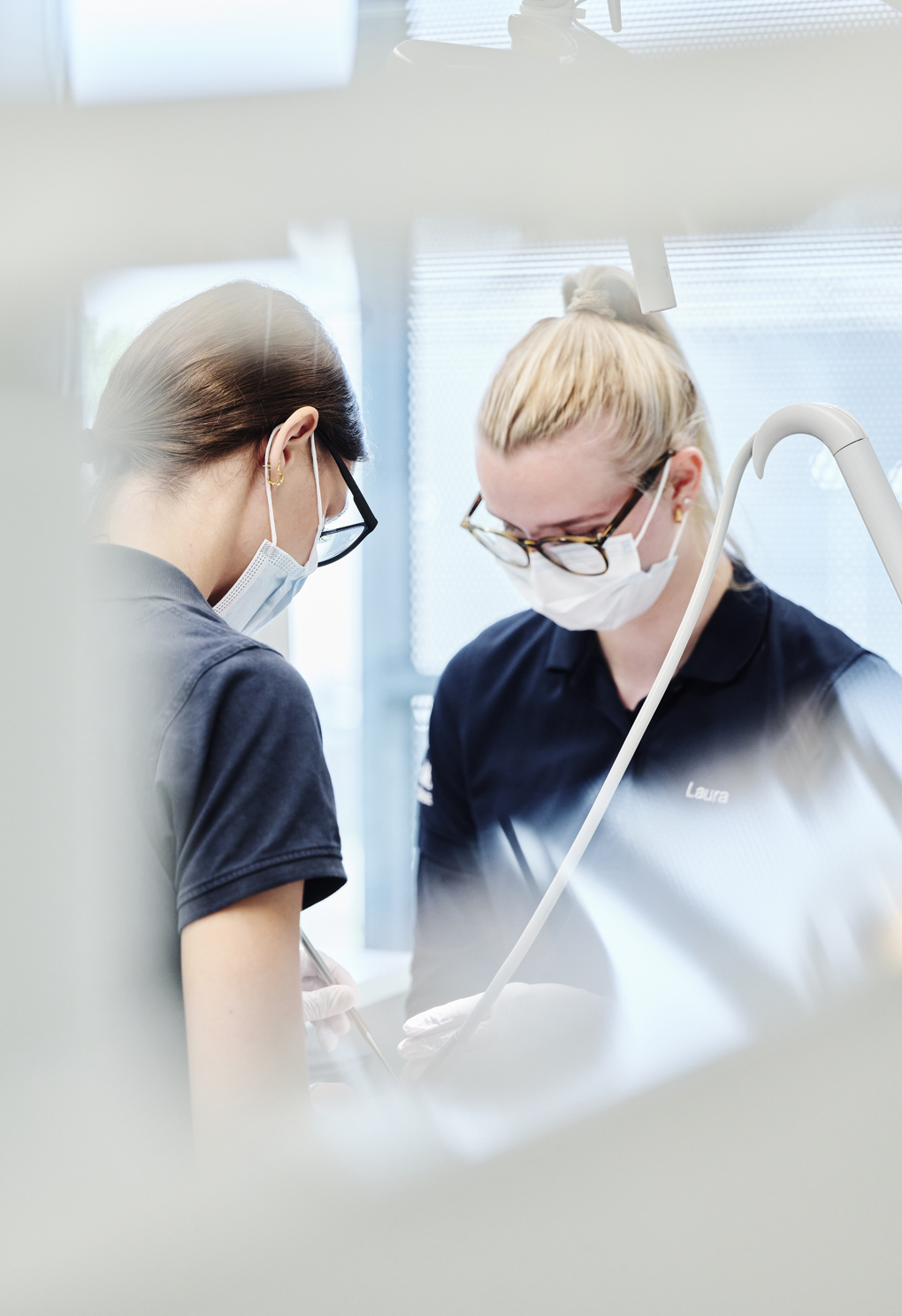 Tandklinikassistenter arbejder i klinikken