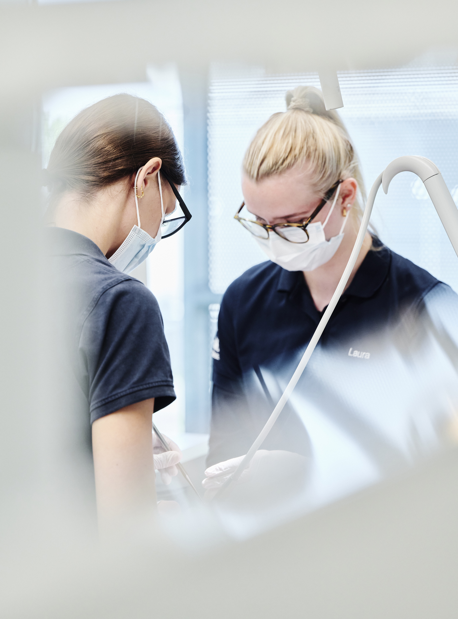 Tandklinikassistenter arbejder i klinikken