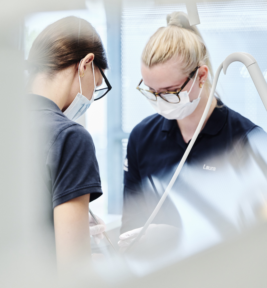 Tandklinikassistenter arbejder i klinikken