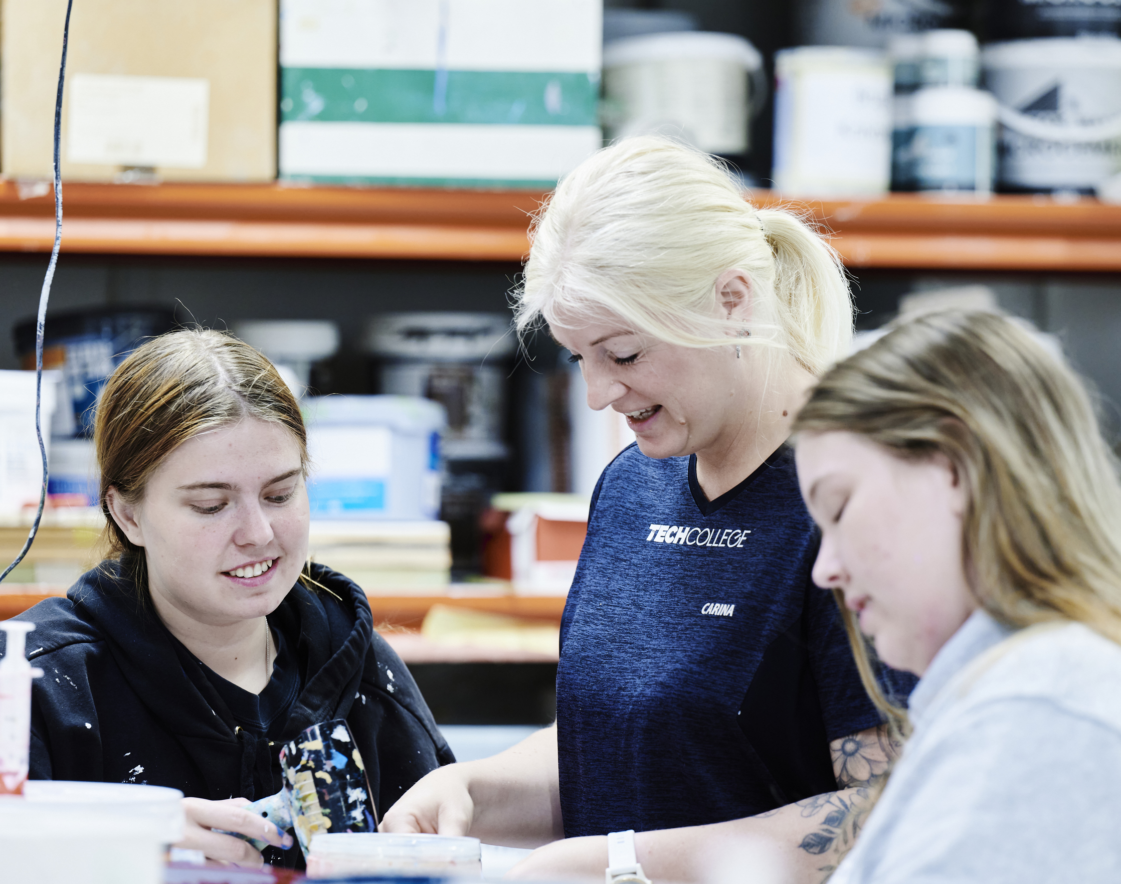 Underviser i værkstedet med bygningsmaler-elever