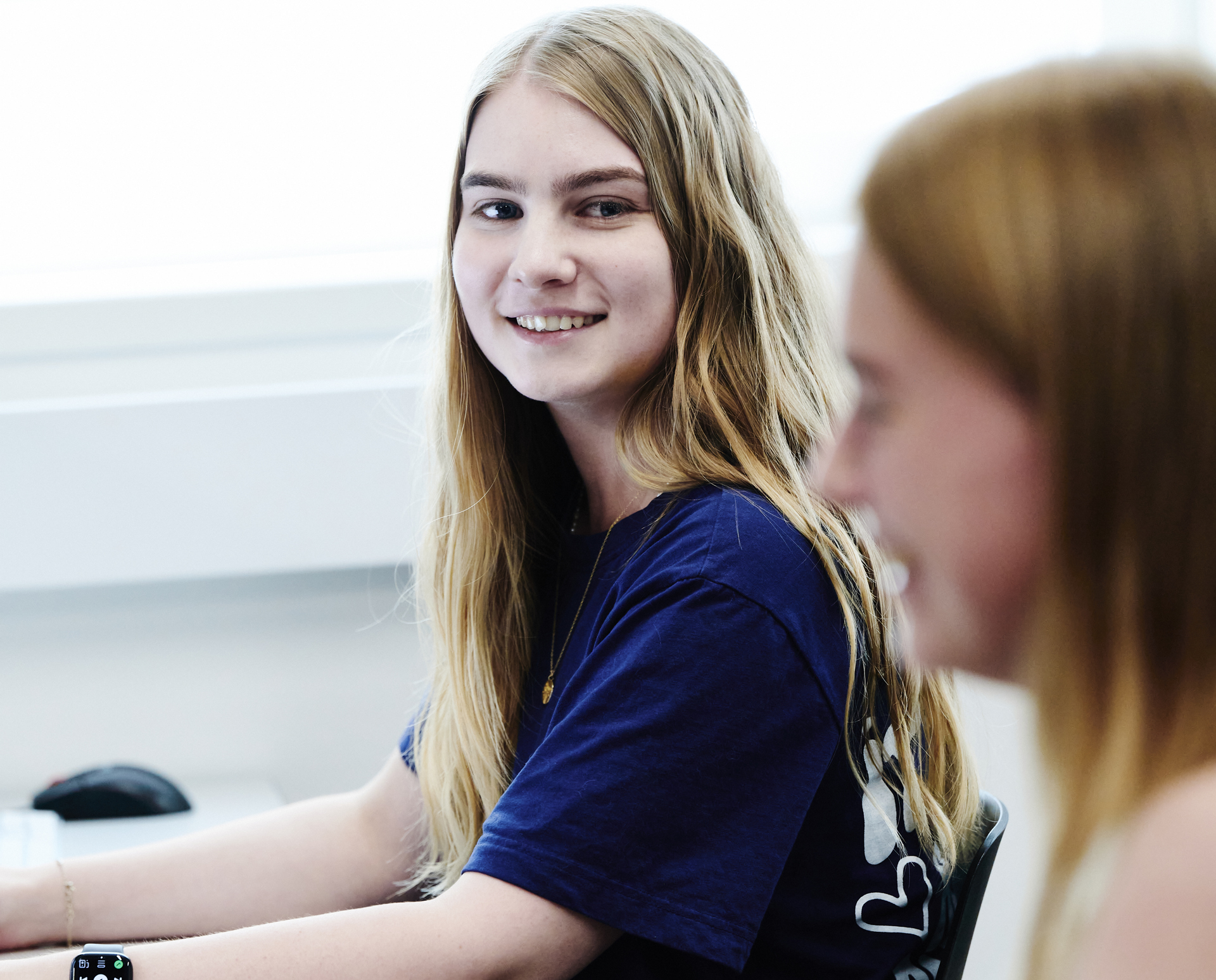 Mediegrafiker-pige smiler