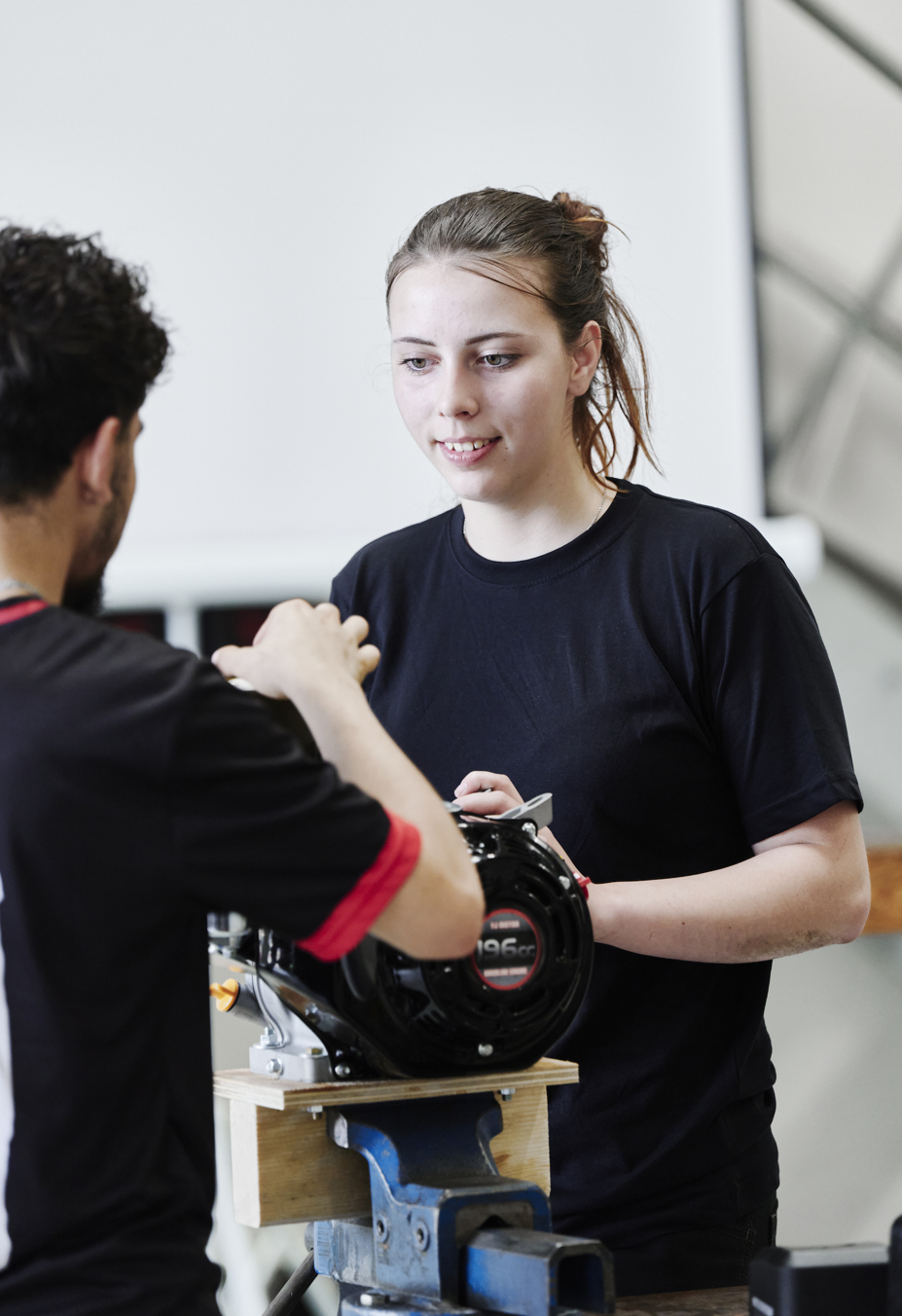 Elever arbejder sammen ved motor