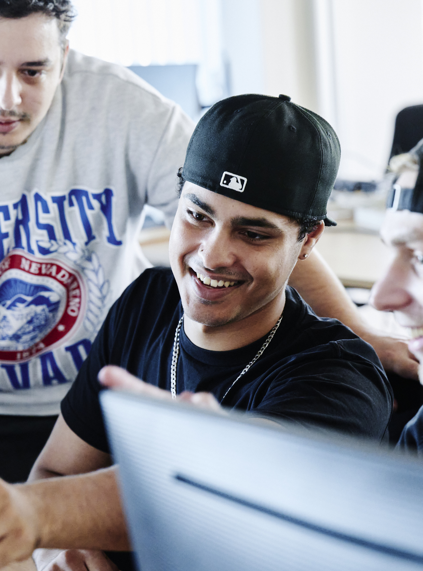 Dataelever samarbejder ved computer