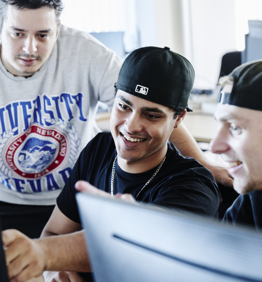 Dataelever samarbejder ved computer