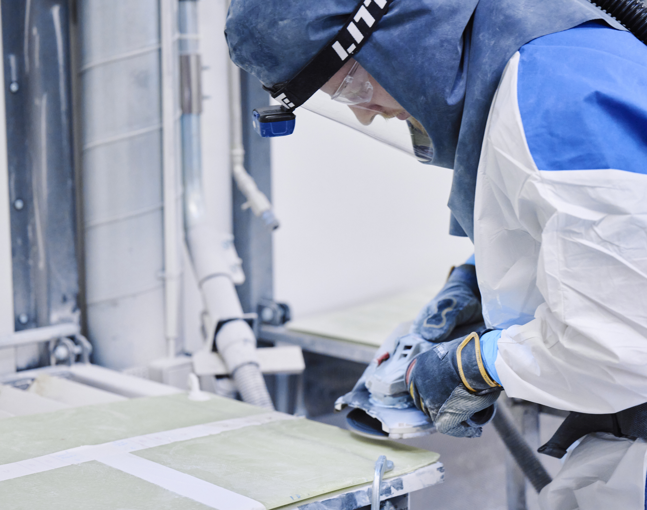 Mand i slibeværkstedet