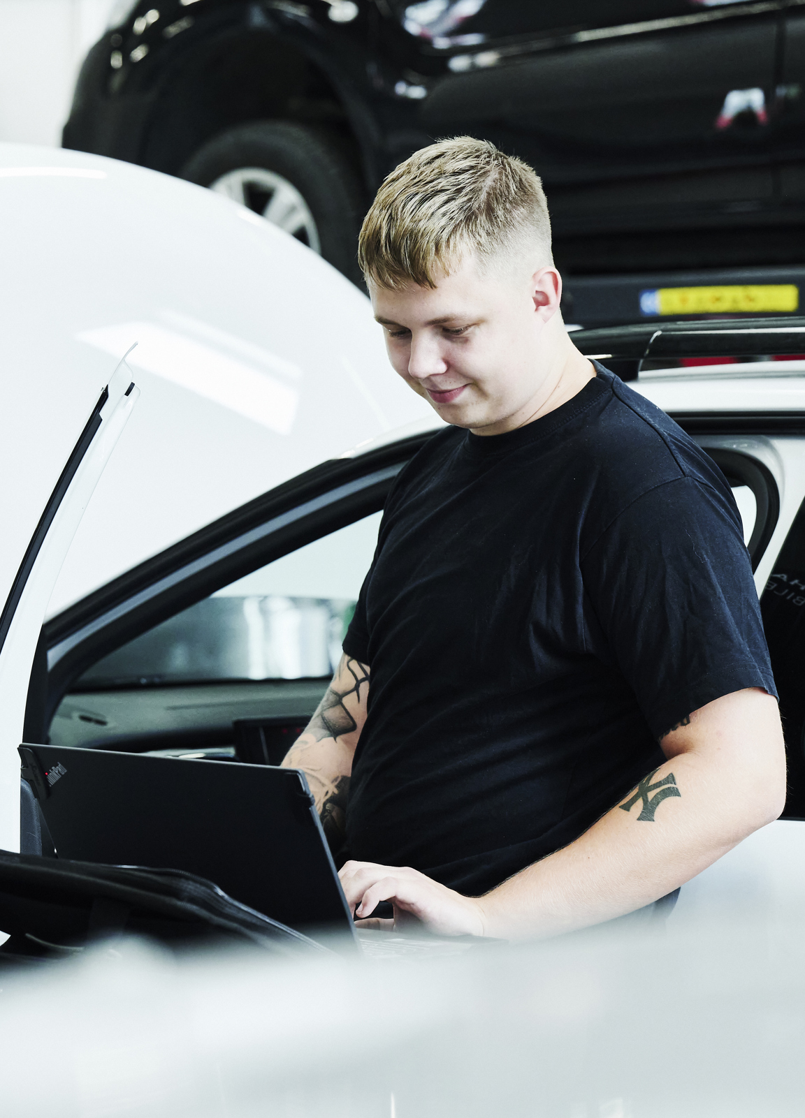 Personvognsmekaniker-elev tester bil