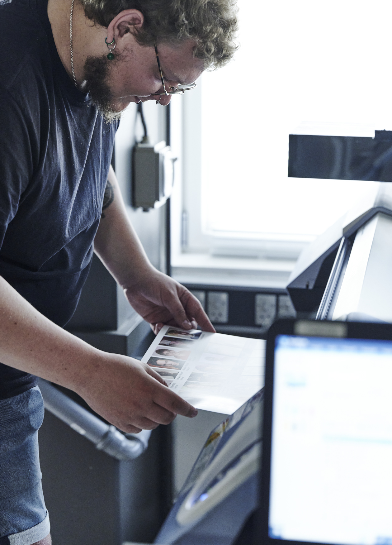 Grafisk tekniker-elev printer storformat