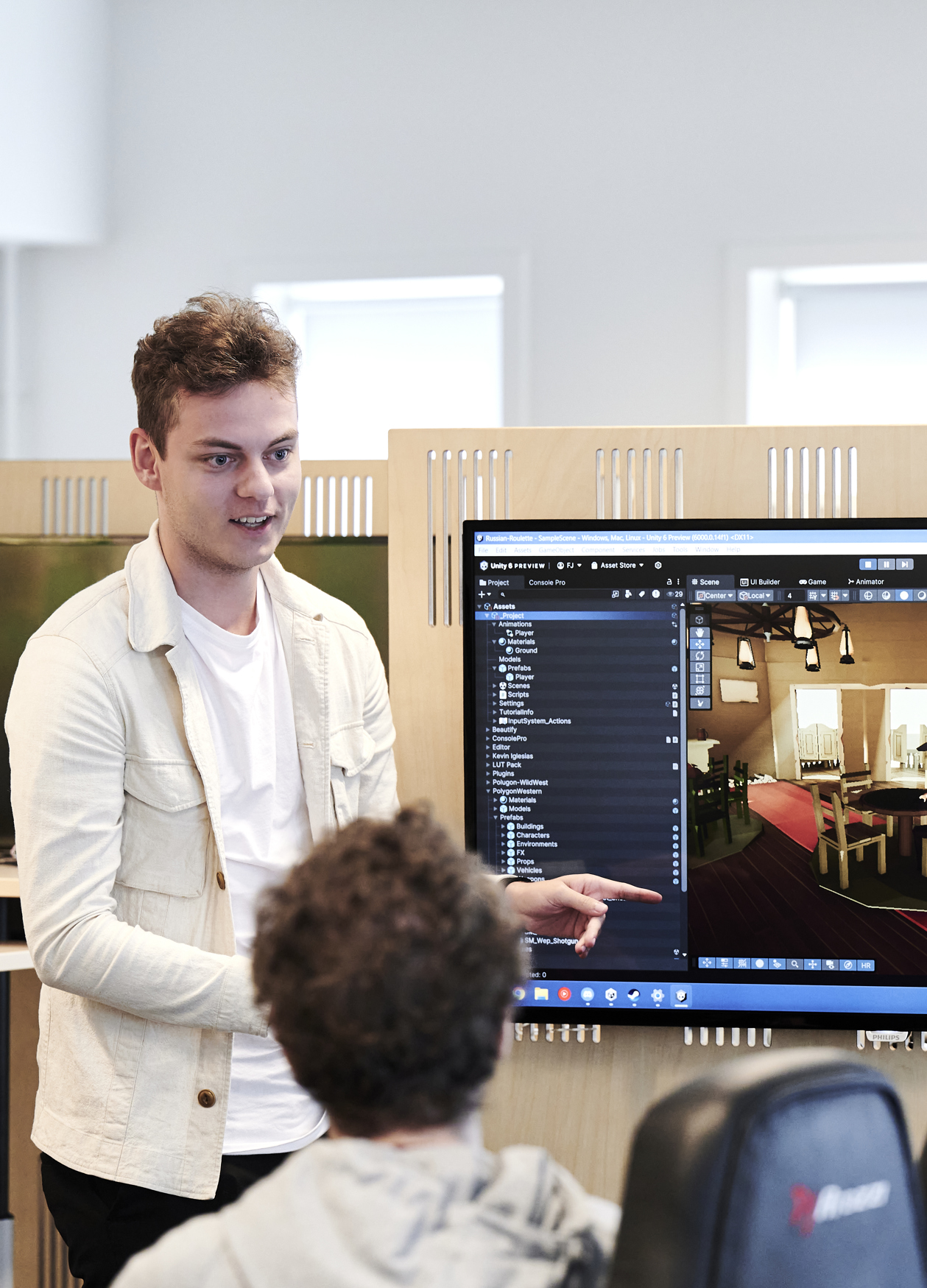 Gametech, elever har spil på stor skærm, sidder rundt om