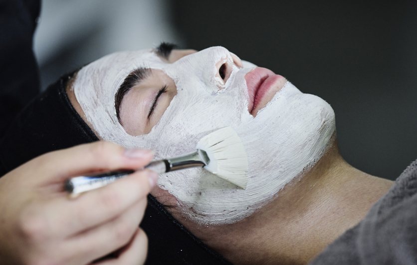 Kosmetiker-elev lægger maske