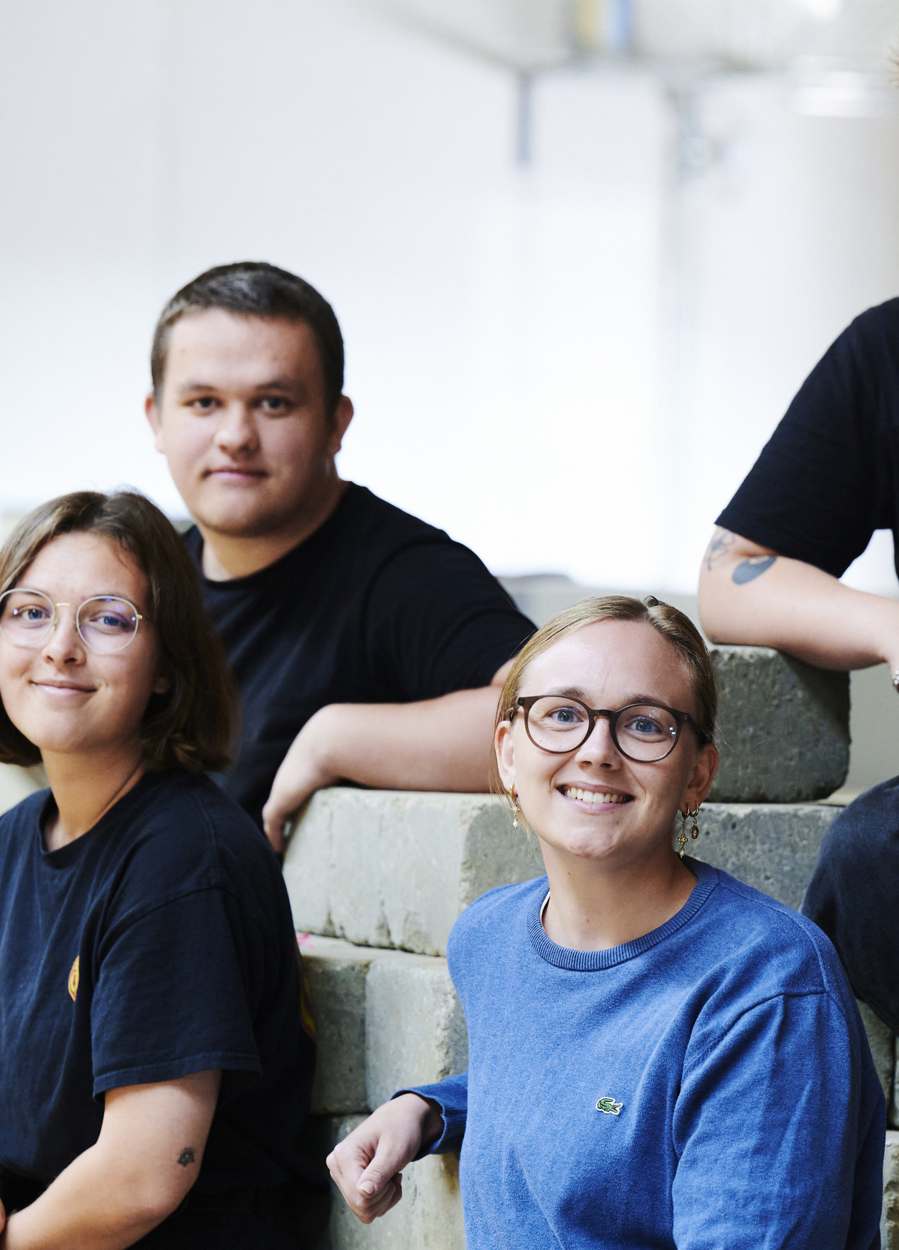 Anlægsgartner, gruppe af elever sidder på stablede sten