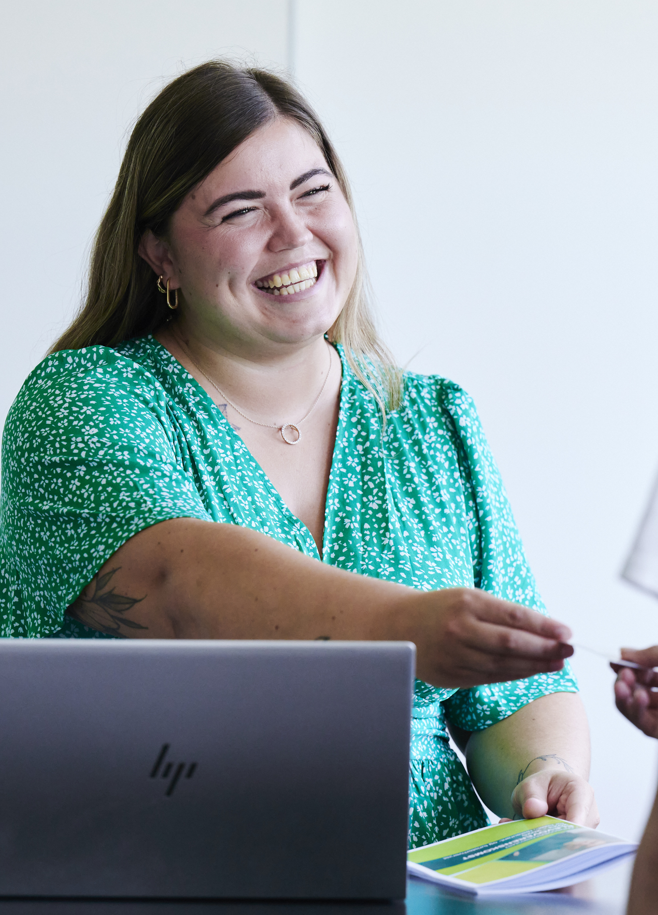 Receptionist rollespil med kunde