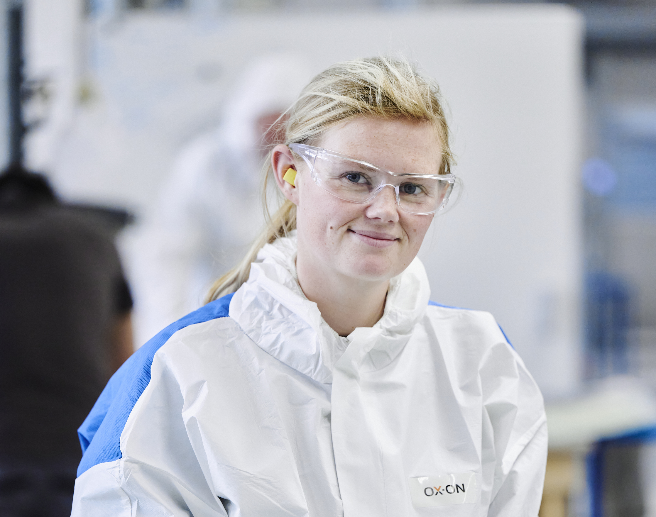 Kvinde i kompositværkstedet