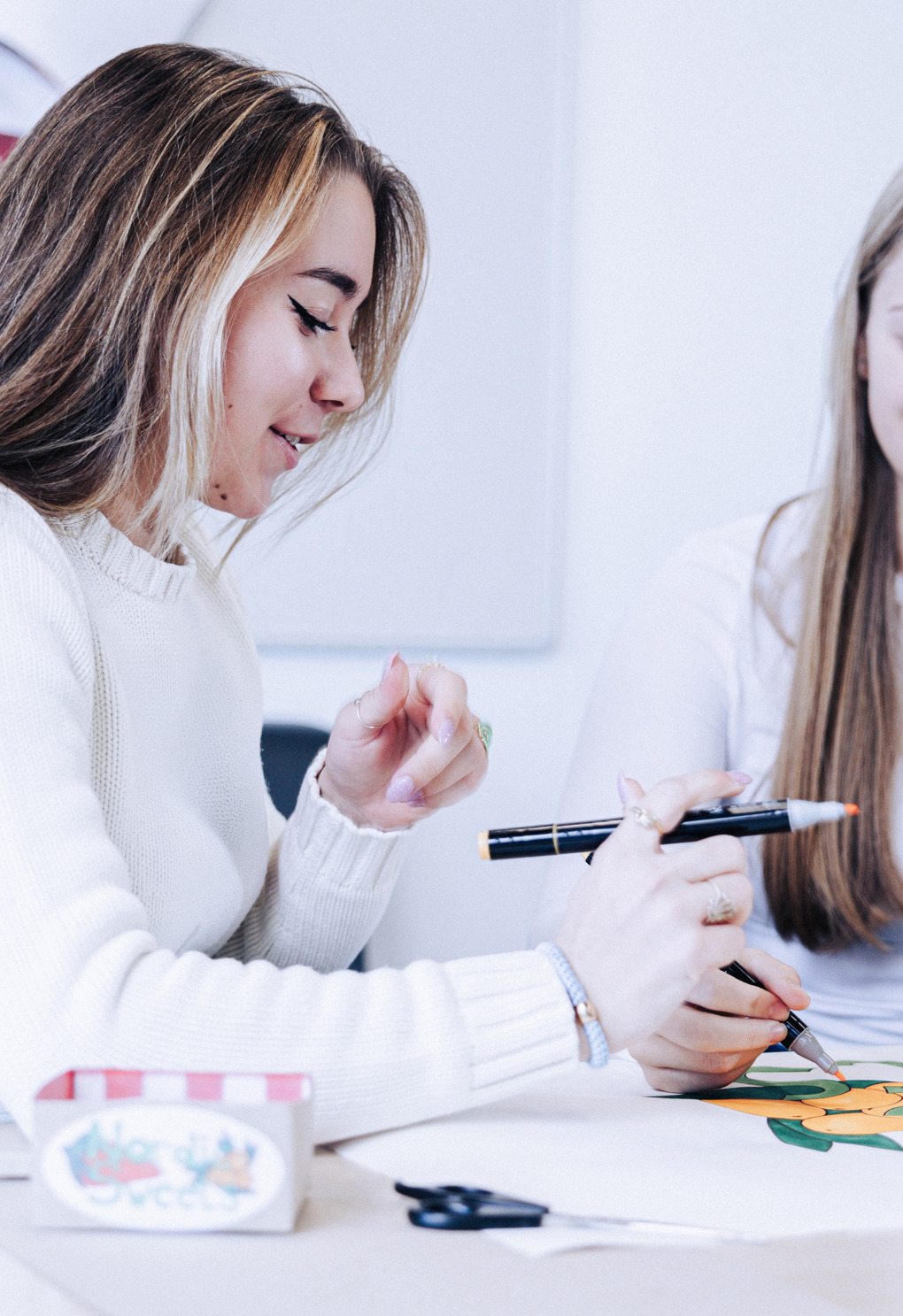 Industrielt design, piger sidder og tegner