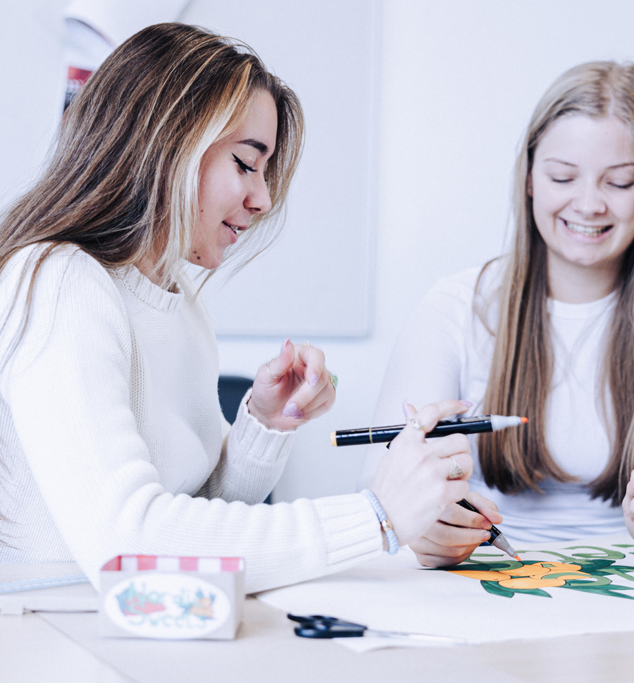 Industrielt design, piger sidder og tegner