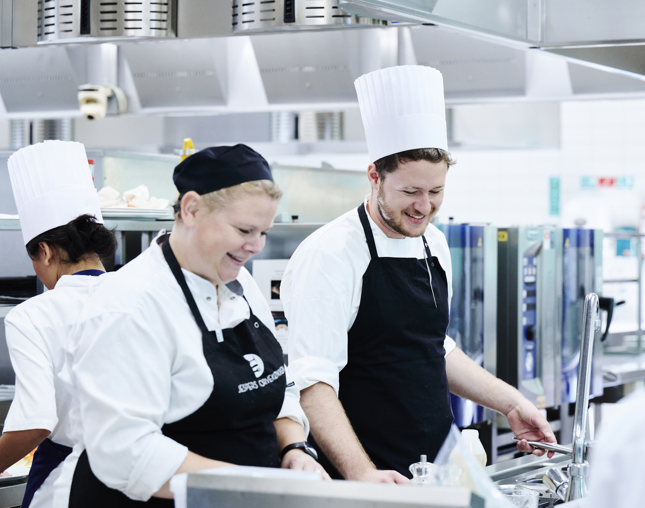 Kokkeelever arbejder i køkkenet