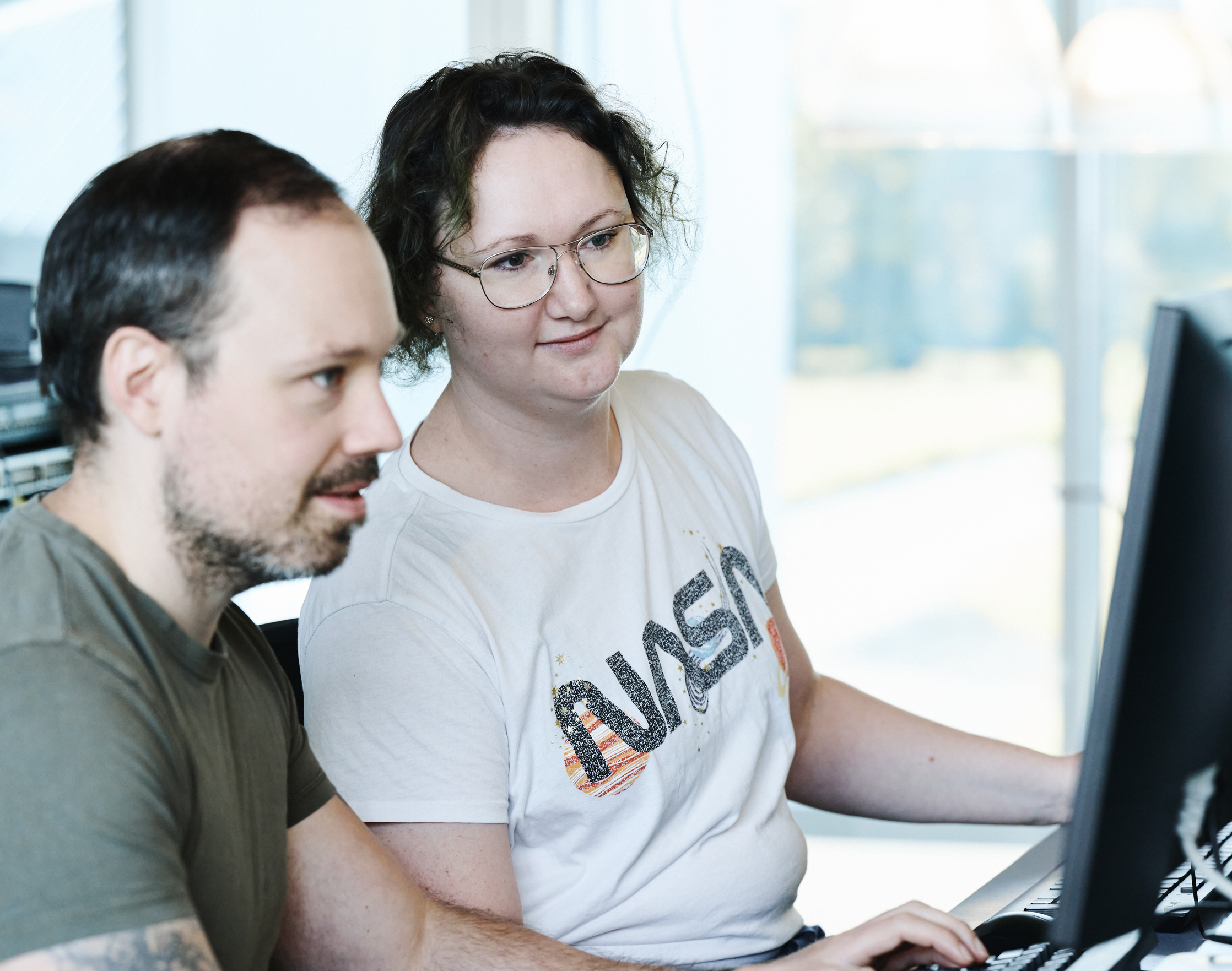 Dataelever sidder sammen ved computer